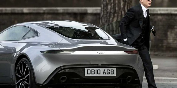 Actorul Daniel Craig iese dintr-o maşină sport în timpul filmărilor la ultimul film James Bond - Spectre