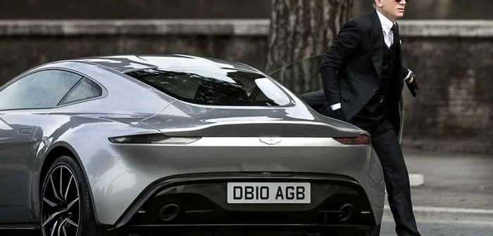 Actorul Daniel Craig iese dintr-o maşină sport în timpul filmărilor la ultimul film James Bond - Spectre