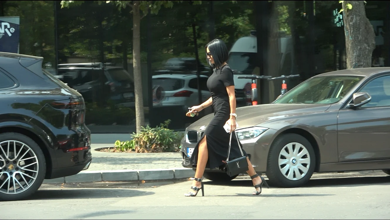 
    Adelina Pestrițu arată impecabil într-o ținută semnată Victoria Beckhamfoto: BLITZ  