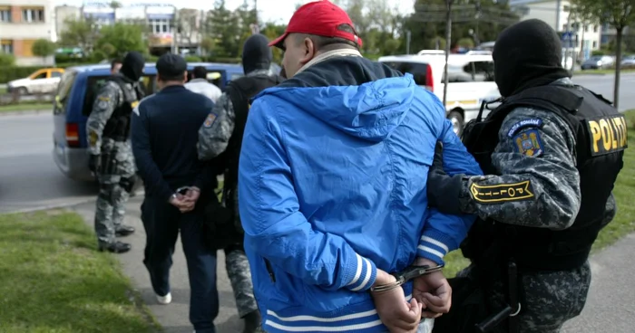 Patru tineri din Bacău au fost arestaţi pentru trafic de droguri FOTO: Mediafax