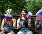 Voluntari împart steaguri rusești în Melitopol FOTO Profimedia 