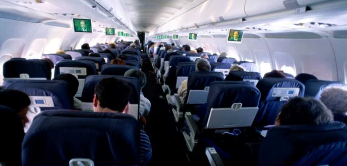 Pentru un drum lin, în caz de turbulenţe, este important să alegi un scaun din rândurile de lângă aripile avionului. Foto huffingtonpost.com