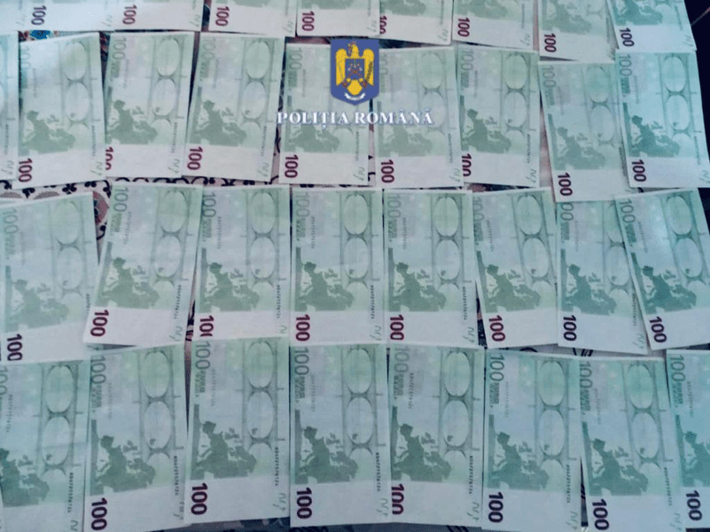 Mii de euro şi de lei falşi, descoperiţi la un bătrân din Neamţ. A făcut şi cumpărături cu ei