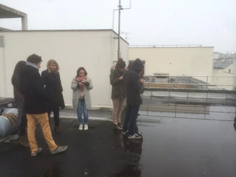 Reporterii refugiati pe acoperisul cladirii la CHarlie Hebdo