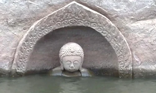 Statuie a lui Buddha, veche de 600 de ani, iese din apa unui rezervor în China jpeg