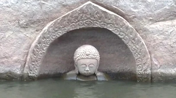 Statuie a lui Buddha, veche de 600 de ani, iese din apa unui rezervor în China jpeg