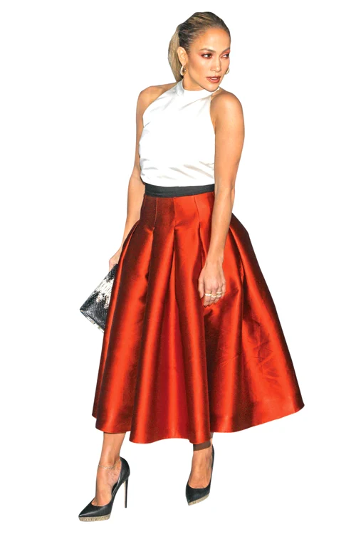 
    Jennifer Lopez este  îmbrăcată mereu  elegant  