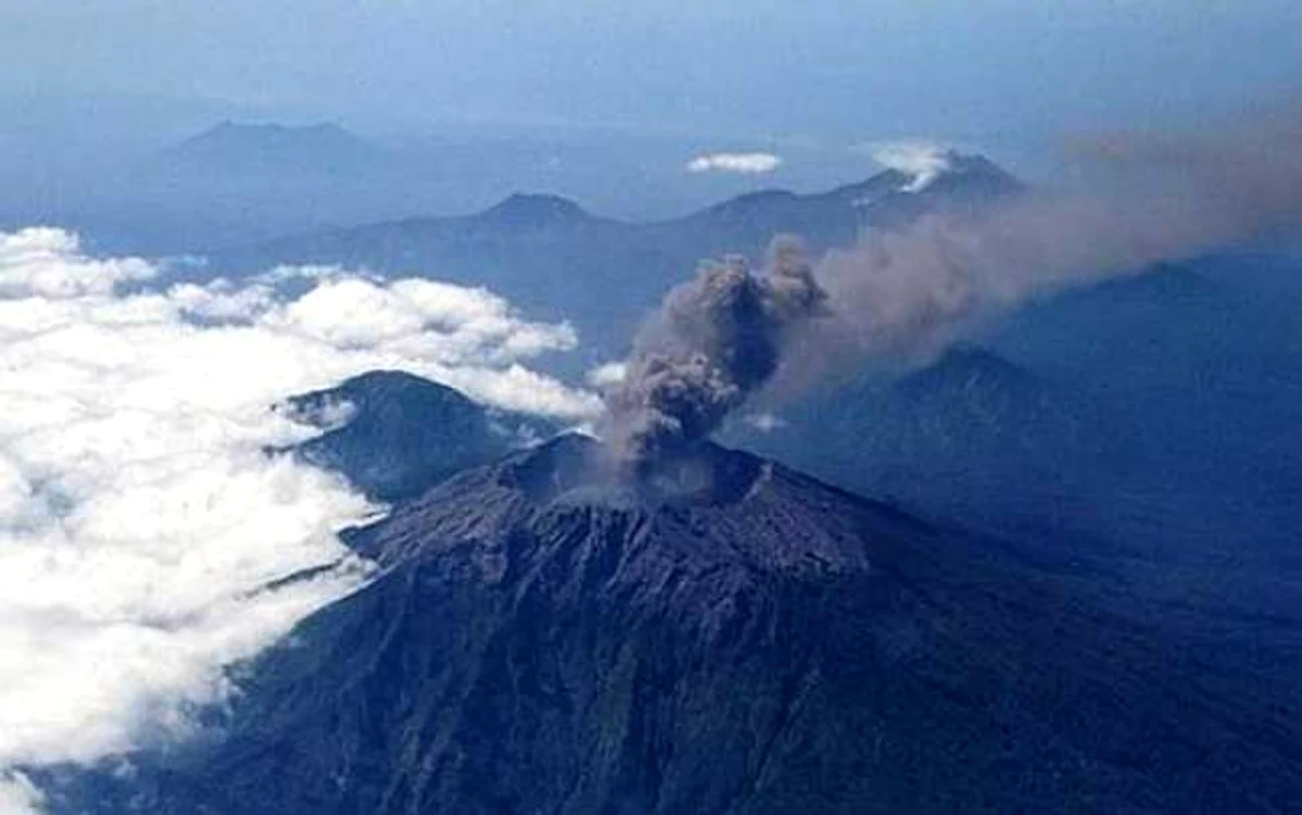 Activitatea vulcanică a Mount Raung din Indonezia afectează zborurile către şi dinspre aeroporturile din regiune, atenţionează MAE FOTO heraldsun.com.au