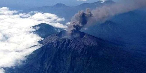 Vulcanul indonezian Mount Raung FOTO heraldsun.com.au