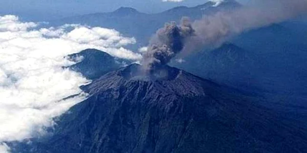 Vulcanul indonezian Mount Raung FOTO heraldsun.com.au