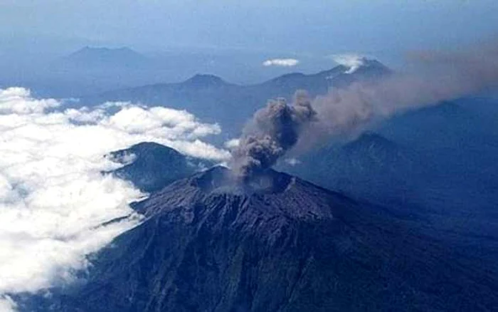 Activitatea vulcanică a Mount Raung din Indonezia afectează zborurile către şi dinspre aeroporturile din regiune, atenţionează MAE FOTO heraldsun.com.au