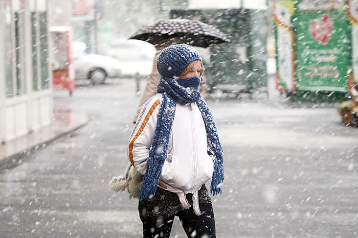 A început să ningă sâmbătă, în jurul orei 15.00