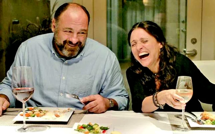 James Gandolfini şi Julia Louis-Dreyfus în „Enough Said“, filmul care va deschide competiţia de lungmetraje de la „Comedy Cluj“ FOTO blacksheepreviews.com