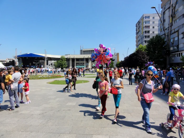 Imagine cu esplanada din centrul Slatine - 1 Iunie 2015 (FOTO: Mugurel Manea)