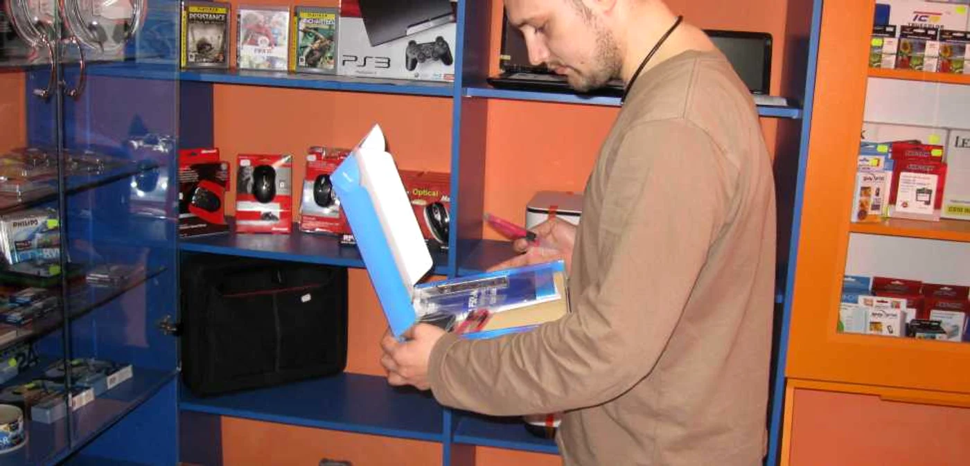 Produsele sunt pe rafturi, dar lipsesc clienţii