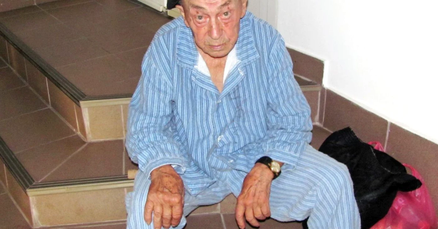 Vasile Ionescu a fost lăsat să aştepte pe scările de la intrarea în Secţia de Balneofizioterapie
