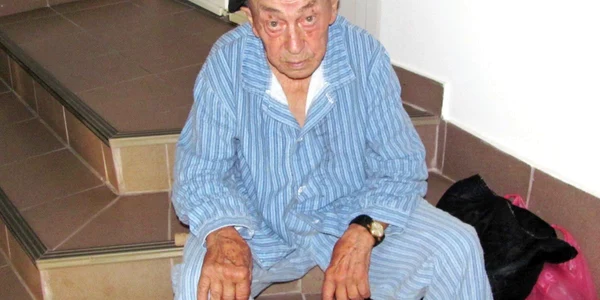 Vasile Ionescu a fost lăsat să aştepte pe scările de la intrarea în Secţia de Balneofizioterapie