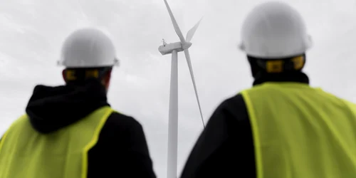 Ingineri in turbine eoliene  Sursa Freepik com jpg