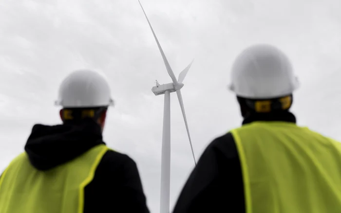 Meseria de inginer în domeniul energiei eoliene este bine plătită. Sursa: Freepik.com