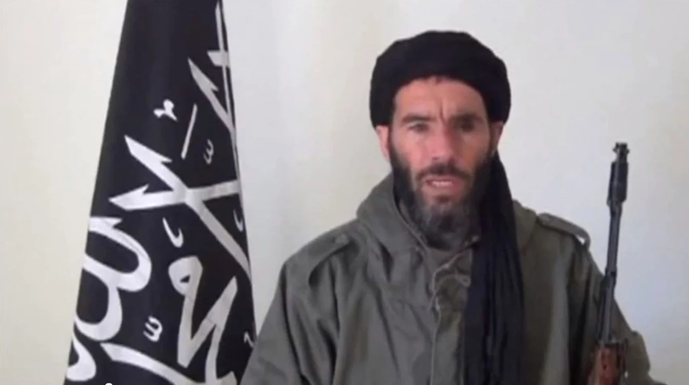 Persoana care a revendicat această operaţiune face parte dintr-o grupare teroristă afiliată Al-Qaida.