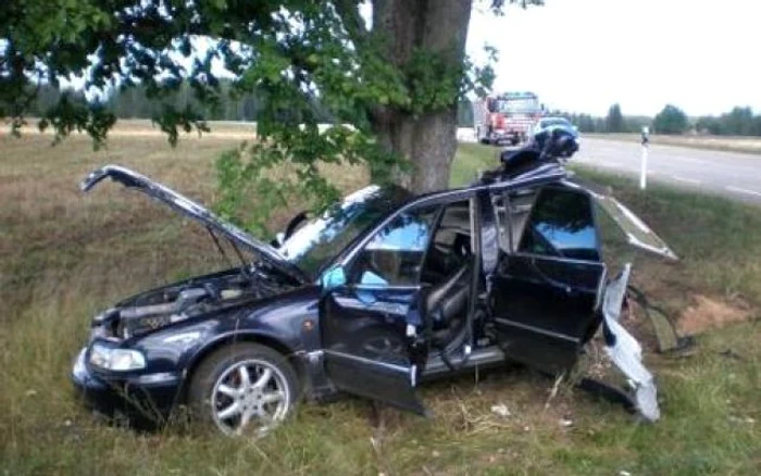 
    Bărbatul a pierdut controlul volanului într-o curbă  