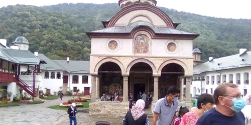 Mănăstirea Cozia din Vâlcea vizitată în continuare zilnic de sute de turişti Foto Ana Bucătaru