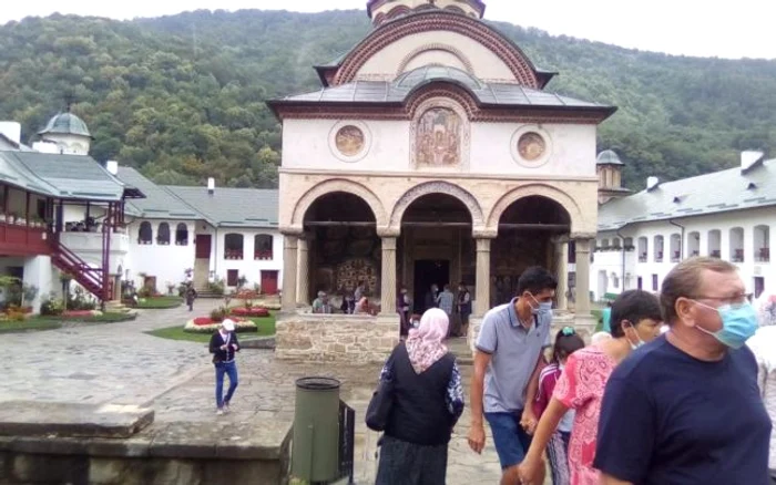 Mănăstirea Cozia din Vâlcea vizitată în continuare zilnic de sute de turişti - imagine realizată după redeschiderea din luna august; Foto Ana Bucătaru