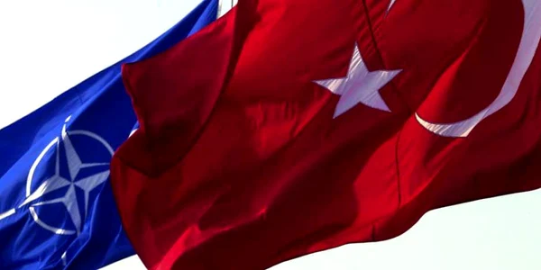 Steagurile NATO şi Turciei FOTO Benoit Doppagne / BELGA / AFP 