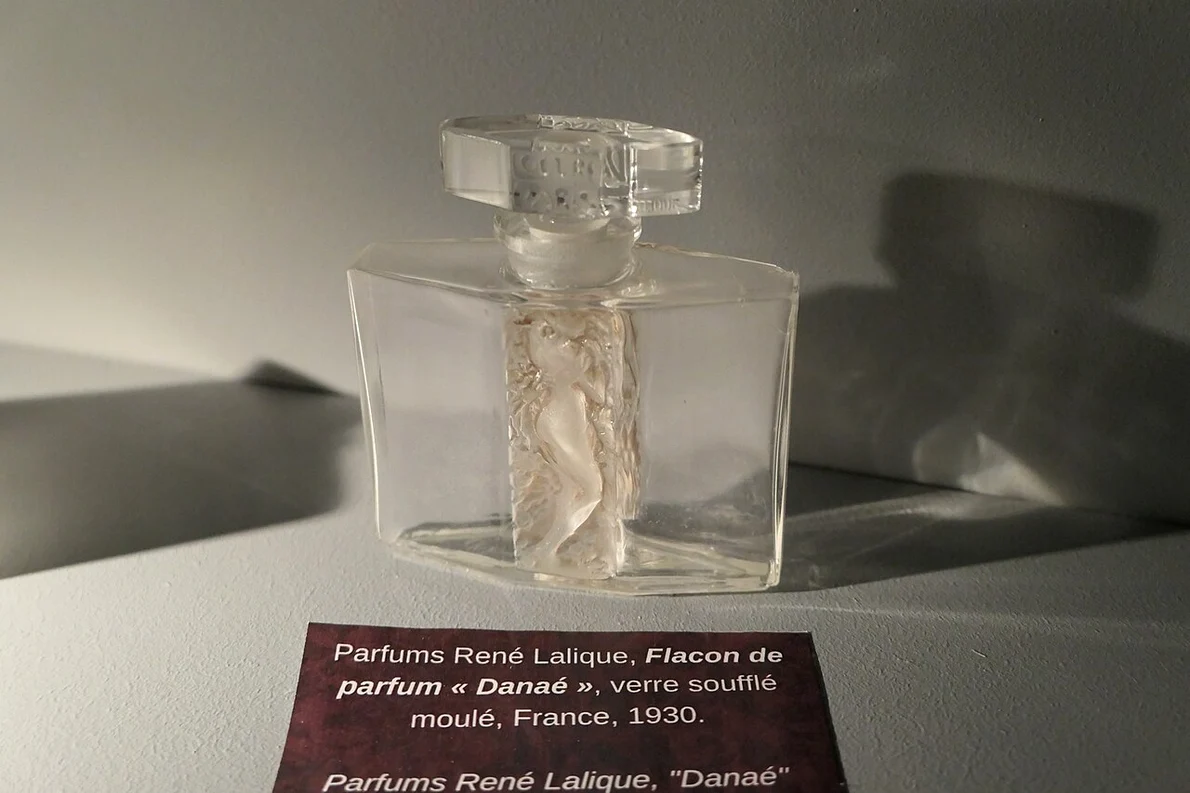 Recipient pentru parfumul Danaé, conceput de designerul francez René Lalique, în anul 1930 (© Fab5669 / Wikimedia Commons)