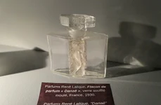 Recipient pentru parfumul Danaé, conceput de designerul francez René Lalique, în anul 1930 (© Fab5669 / Wikimedia Commons)