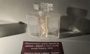 Recipient pentru parfumul Danaé, conceput de designerul francez René Lalique, în anul 1930 (© Fab5669 / Wikimedia Commons)