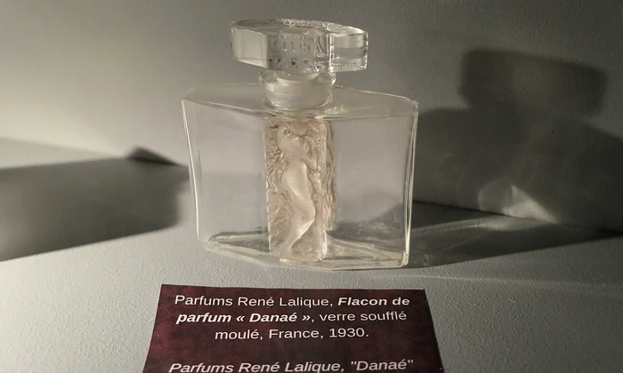 Recipient pentru parfumul Danaé, conceput de designerul francez René Lalique, în anul 1930 (© Fab5669 / Wikimedia Commons)