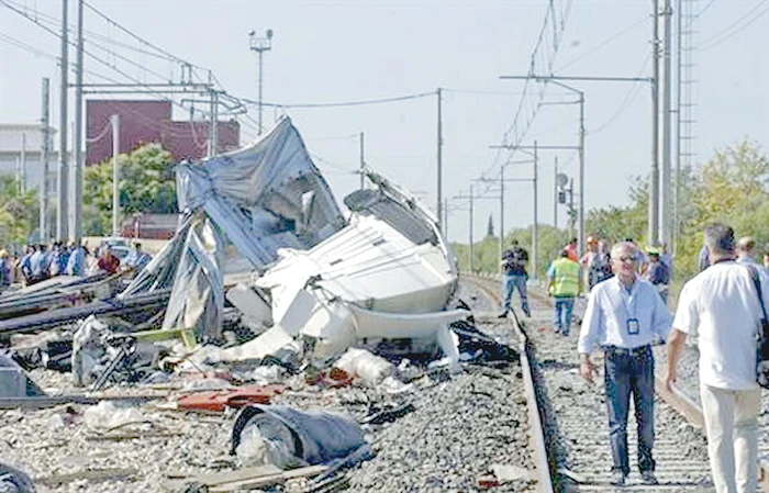
    Microbuzul plin  cu călători a fost  făcut praf de tren  