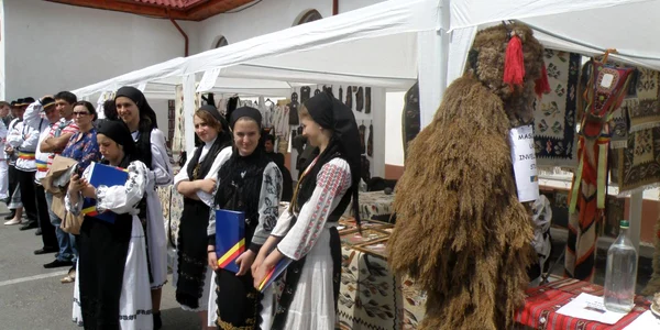 Turismul din zona „Olteniei de sub Munte” promovat prin colinde la „Festivalul  Iernii”
