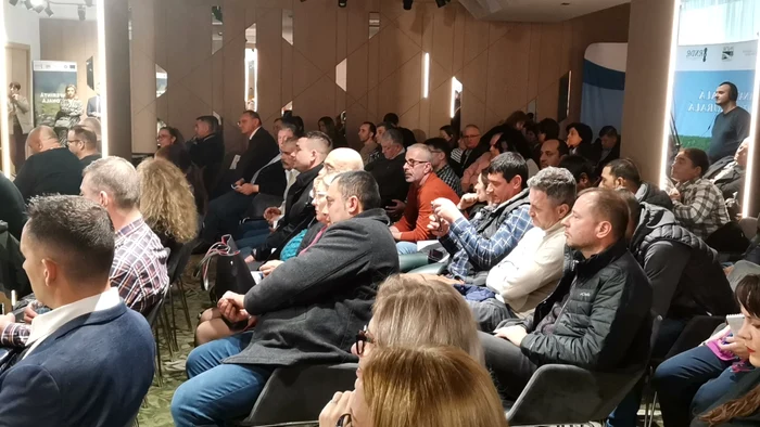 În sală și-au făcut loc și fermierii FOTO: A.M.