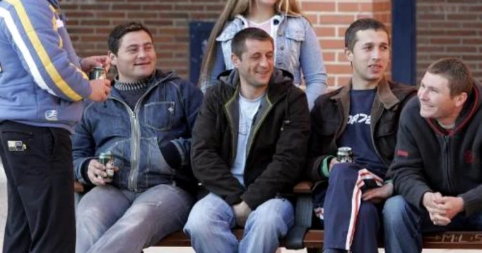Peste 80% din români se simt integraţi în Spania