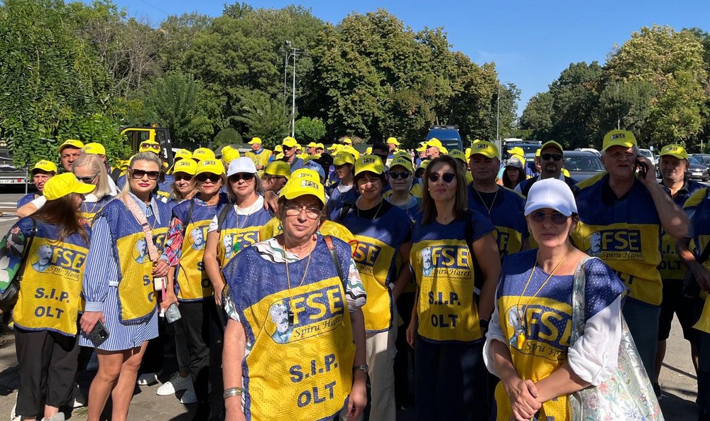 Prima zi de școală începe cu proteste. Profesorii vin cu autocarele la mitingul din București. Se alătură și studenții