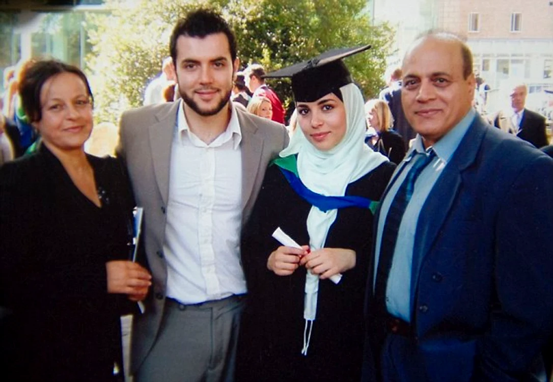Mona Thwani, la absolvirea Universităţii din Bedfordshire, în 2005, alături de soţul ei şi de părinţii ei, mama Mihaela şi tatăl Abdul