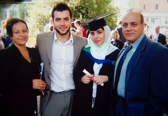 Mona Thwani, la absolvirea Universităţii din Bedfordshire, în 2005, alături de soţul ei şi de părinţii ei, mama Mihaela şi tatăl Abdul