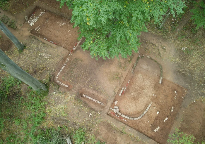 Cetatea Luncani Piatra Rosie jpg jpeg