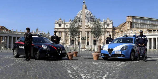 Carabinieri si politisti italieni in fata Vaticanului FOTO EPA-EFE