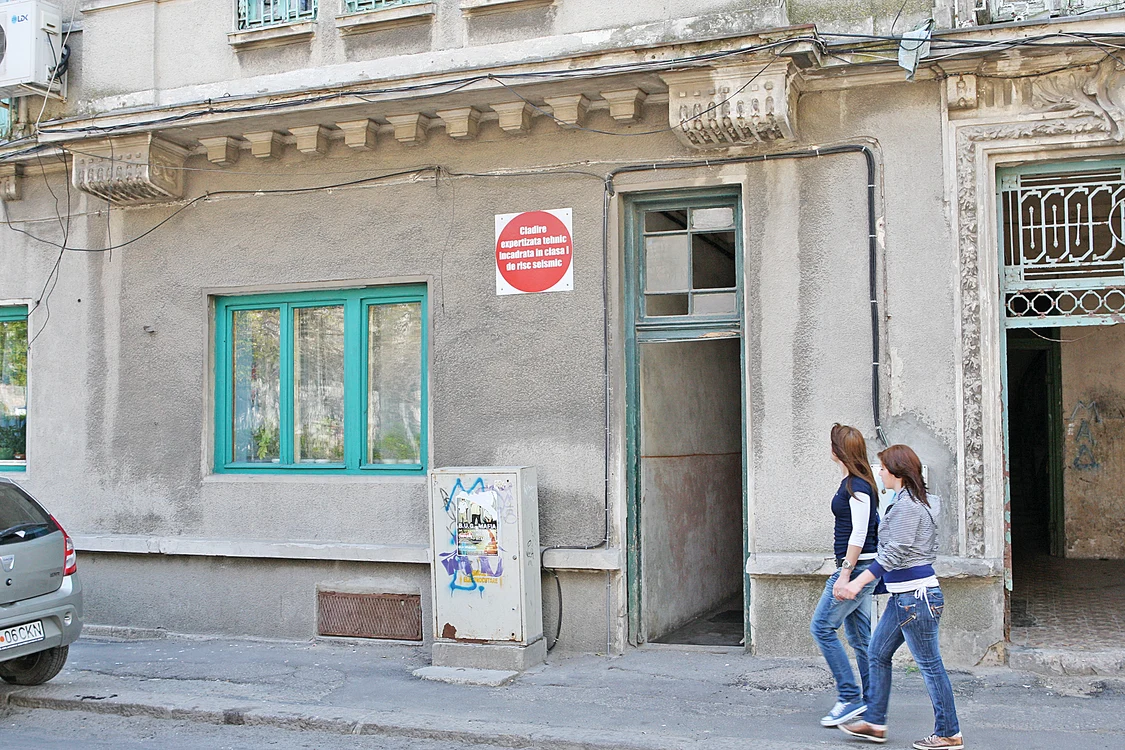 În prezent, în Bucureşti, sunt  363 de imobile cu bulină roşie