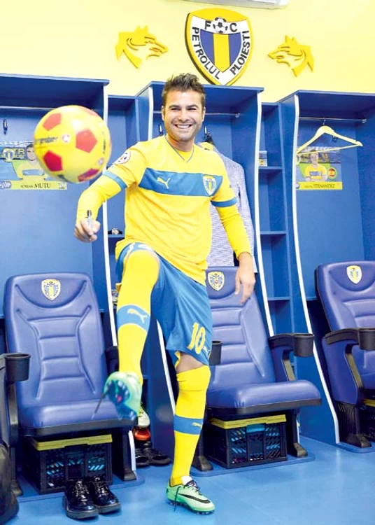 
    La prezentarea  oficială de ieri,  Adrian Mutu a  jonglat cu mingea  în vestiar  