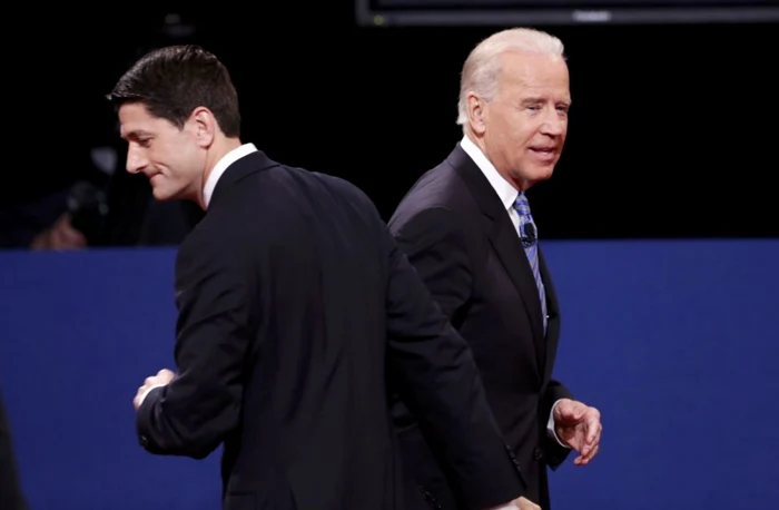 Paul Ryan (stânga) şi Joe Biden (dreapta), în timpul dezbaterii televizate premergătoare alegerilor prezidenţiale FOTO: Reuters