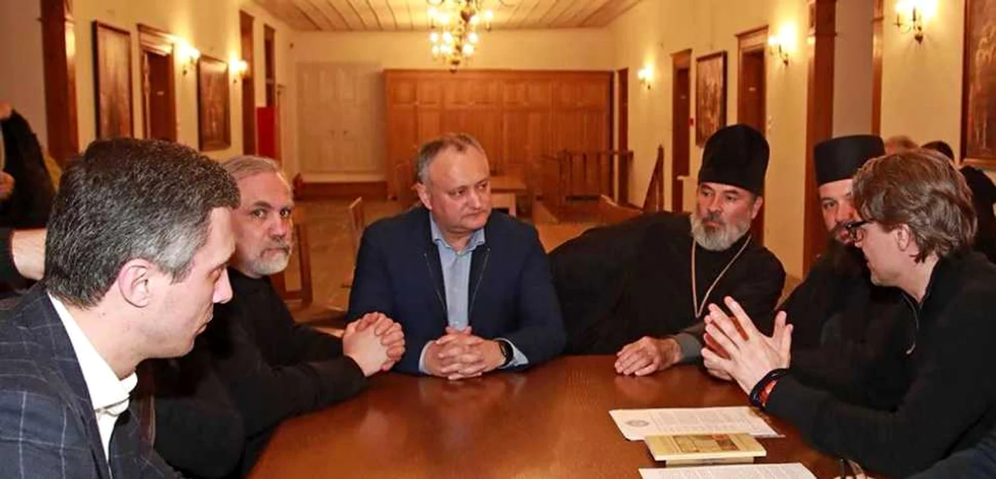 Igor Dodon faţă-n faţă cu Alexei Komov (în dreapta) la una dintre vizitele sale pe Muntele Athos - 22 martie 2018.