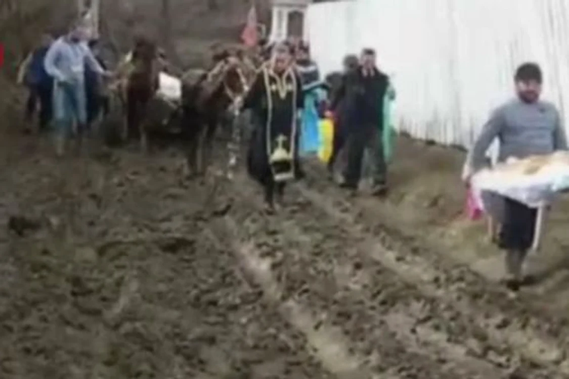 
    Scenele unei înmormântări dintr-un sat din Vaslui șochează pe oricineFoto: captură video  