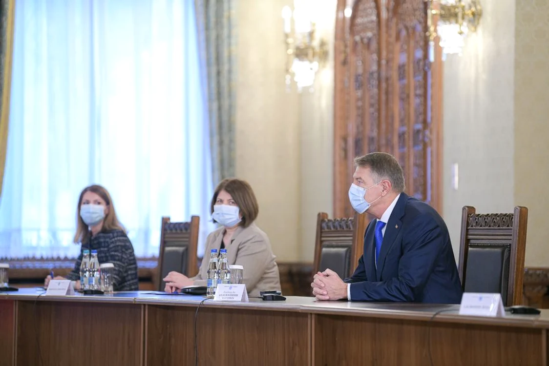 
    Reprezentanții celor de la AUR a întârziat la consultări 15 minute pentru că, spun ei, nu au găsit intrareaSursa foto: presidency.ro  