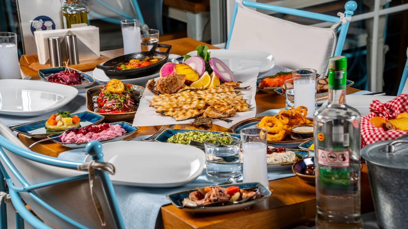 Grecii preferă multe aperitive pe care să le împartă FOTO Shutterstock