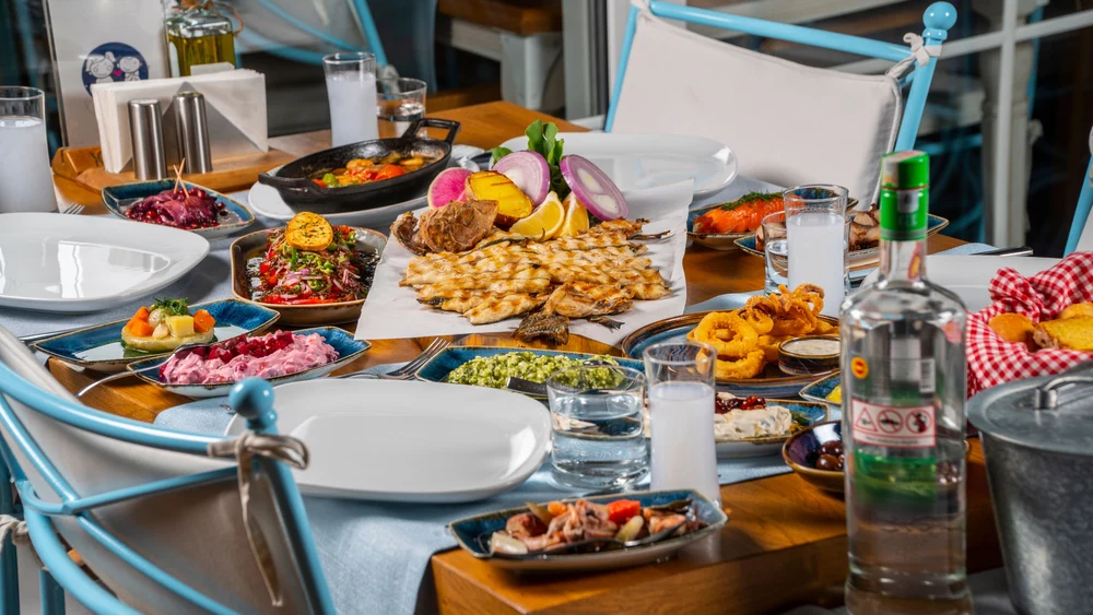 Preparatul pe care milioane de turiști îl comandă în Grecia, dar pe care mulți localnici îl evită. Cum recunoști o tavernă autentică