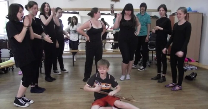 Repetiții ale elevilor din clasa de teatru a Școlii Populare de Artă